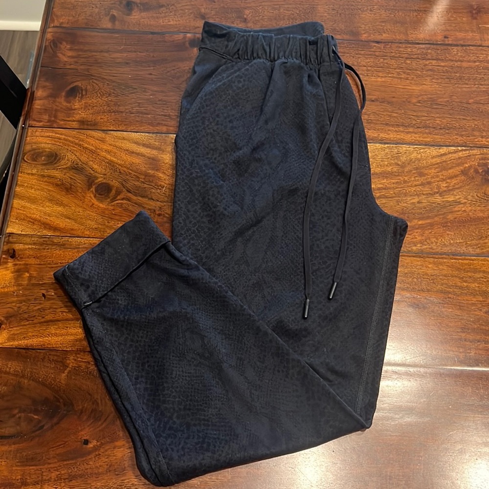 Like new lululemon pant. No rips/holes/stains.
